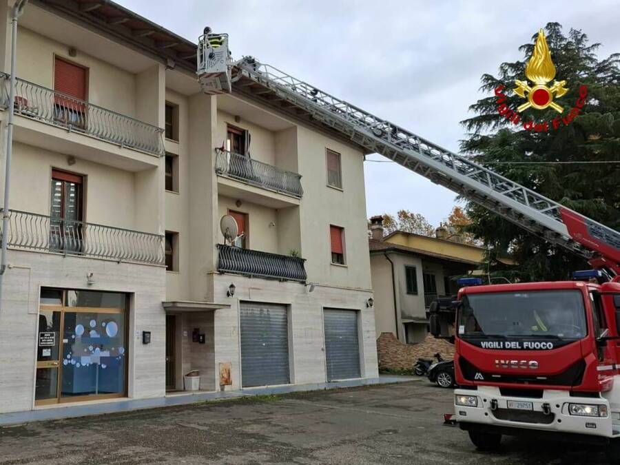 Maltempo in Versilia alberi caduti e tetti scoperchiati: allerta meteo arancione
