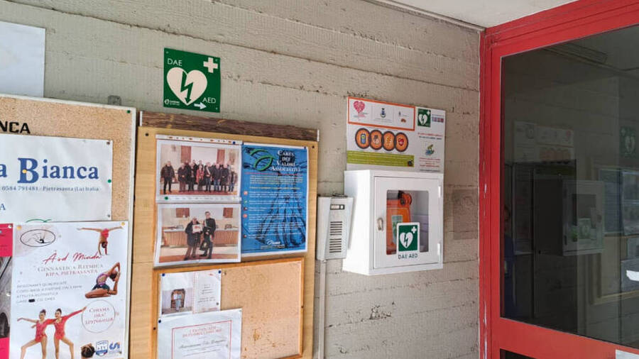 Pietrasanta, il defibrillatore semiautomatico nello spazio esterno della Rosa Bianca