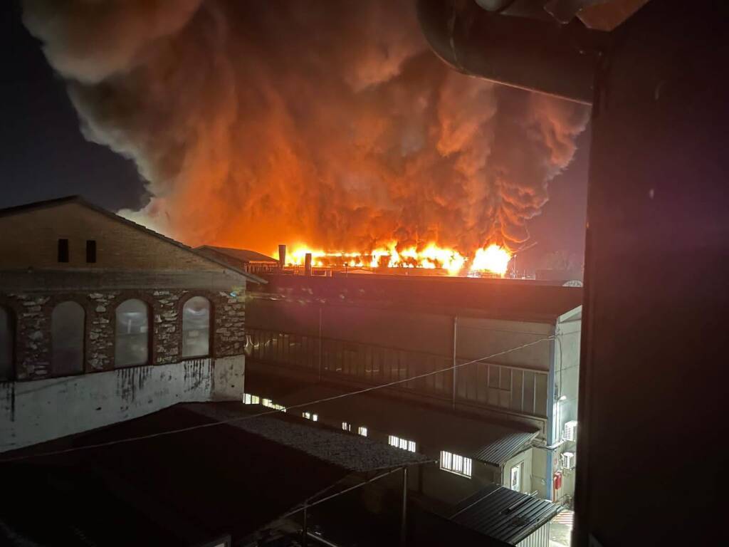Marlia, vasto incendio in un capannone della cartiera Icp