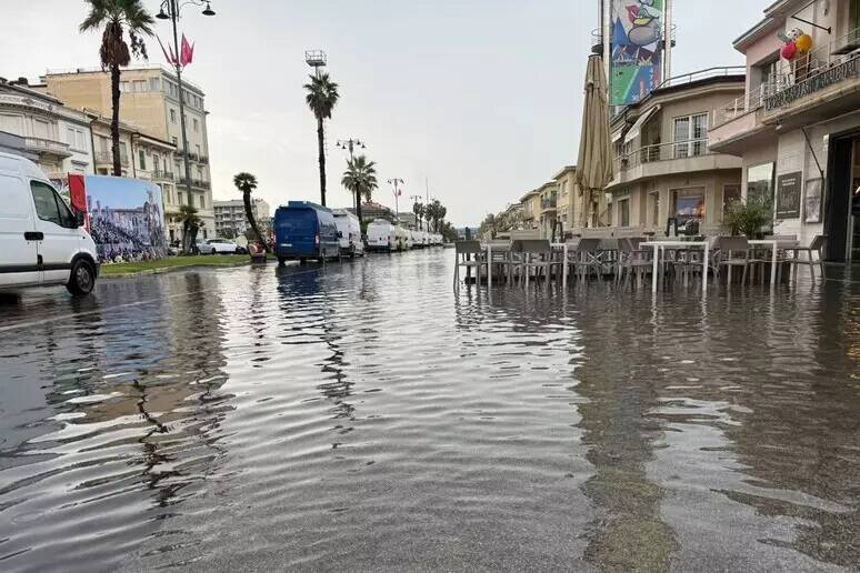 Nubifragio su Viareggio: salta il mercato in Passeggiata