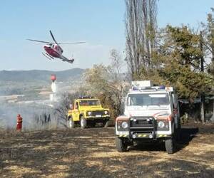 Incendio nei boschi di Valpromaro, intervengono Vigili del Fuoco e elicottero regionale