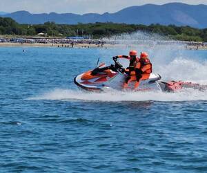 Guardia Costiera di Viareggio soccorre due persone in moto d’acqua