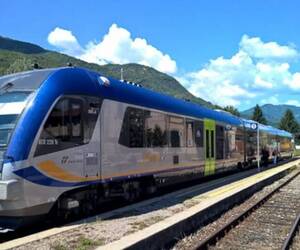 Interruzione linea ferroviaria fra Altopascio e Pescia: veicolo travolge un passaggio a livello,