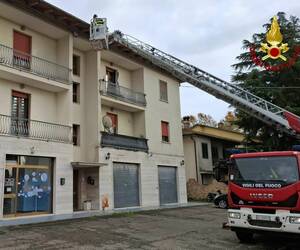 Maltempo in Versilia alberi caduti e tetti scoperchiati: allerta meteo arancione