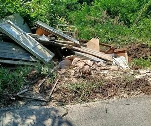 Sorpresi a scaricare rifiuti abusivi: sanzione e obbligo di ripristino per i responsabili