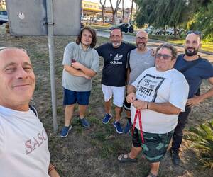 Non solo tifo: il Roma Club Versilia si prende cura del verde all'ingresso di Viareggio