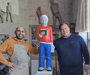 A Castiglione di Garfagnana un’opera di Giovanni da Monreale davanti alla biblioteca riqualificata