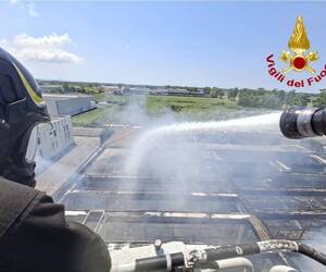 Fiamme nell’azienda di raccolta e stoccaggio rifiuti al confine con Torre del Lago