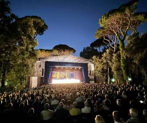 Danza contemporanea, teatro fisico e musica dal vivo: alla Versiliana in scena ‘Puccini – Oltre le righe’
