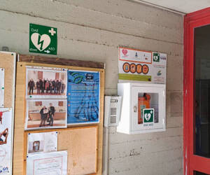 Pietrasanta, il defibrillatore semiautomatico nello spazio esterno della Rosa Bianca