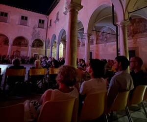 Nel Chiostro di San Francesco di Pietrasanta il quinto appuntamento di Versilia Cult