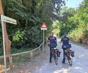 Polizia locale in bici elettrica per sorvegliare meglio la Pineta di Ponente