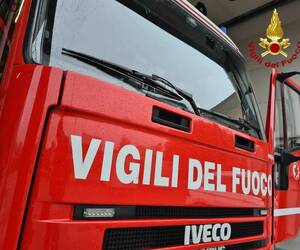 Fiamme nel quartiere Butterfly a Torre del Lago lambisce abitazioni e serre