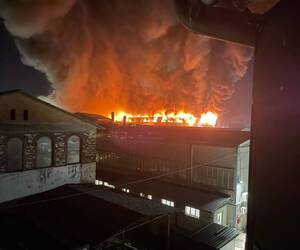 Marlia, vasto incendio in un capannone della cartiera Icp