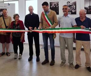 Capannori, inaugurata la mostra dedicata a Don Aldo Mei allestita nel palazzo comunale